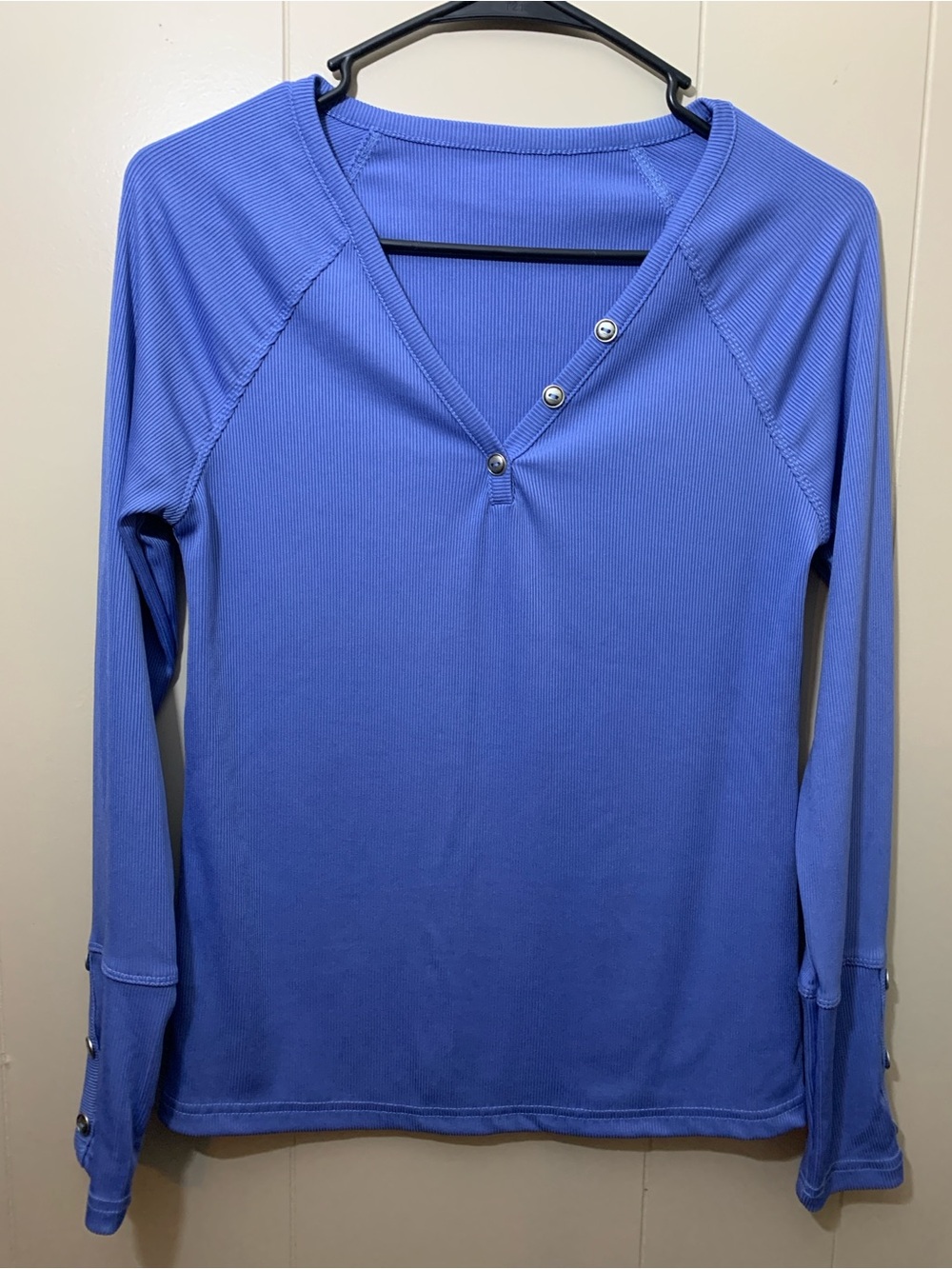 Women's S Button-Trim V-Neck Long Sleeve Top - Blue with silver button accents